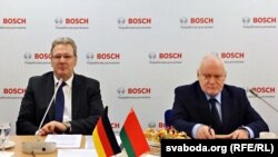 Прадстаўнік групы Bosch у Расеі, Украіне, Беларусі, Сярэдняй Азіі і на Каўказе Герхард Пфайфер (зьлева) і дырэктар замежнага прадпрыемства «Робэрт Бош» у Менску Ўладзімер Рыбалоўлеў на прэсавай канфэрэнцыі ў Менску