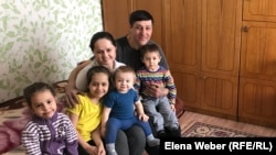 Дмитрий Радин зайыбы және балаларымен бірге. Қарағанды облысы, ақпан, 2019 жыл.