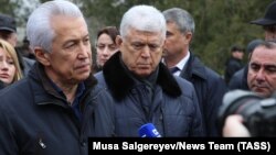 Владимир Васильев на фоне дагестанских чиновников