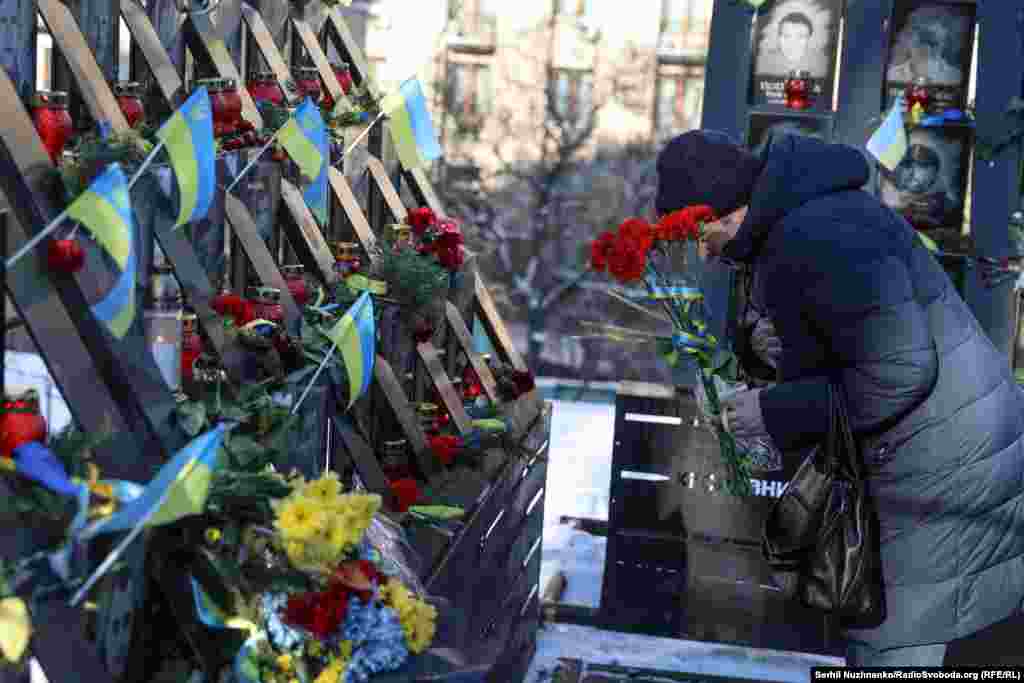 22 січня 2014 на Майдані Незалежності були вбиті перші учасники Революції гідності – Сергій Нігоян та Михайло Жизневський.Того ж дня знайшли тіло Юрія Вербицького зі слідами тортур. До 18 лютого 2014 року вже налічувалось 9 убитих майданівців.