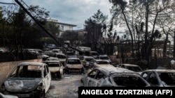 автомобили изгорени во шумски пожар во селото Мати, во близина на Атина, 24.07.2018. 