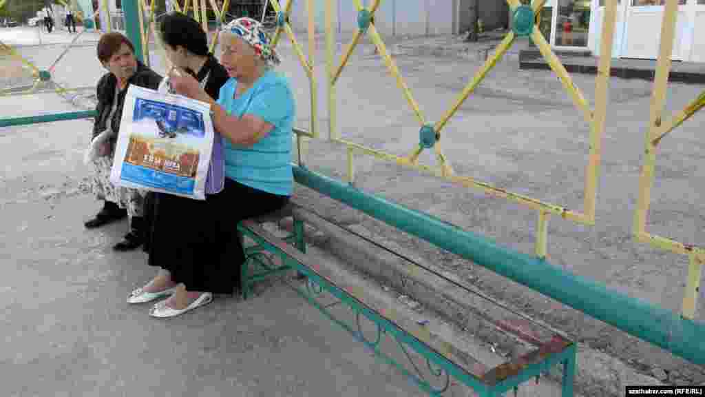 Aşgabadyň Ýunus Emre köçesiniň Parahat-4 etrapçasynyň çägindäki awtobus duralgasynyň ýagdaýy. Paýtagtyň protokol köçelerinde içi sowadyjyly duralgalaryň dikilýän pursady, Aşgabadyň beýleki sebitlerindäki duralgalara ýeterlik ünsüň berilmeýändigine üns çekilýär.