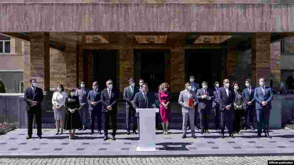 СЕВЕРНА МАКЕДОНИЈА - На отчетно, одговорно, транспарентно и чесно работење денеска и официјално се обврзаа членовите на Владата, потпишувајќи го етичкиот Кодекс донесен на 22 септември годинава, соопшти владината прес-служба.