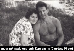 Анатолій з мамою, 1960-і роки