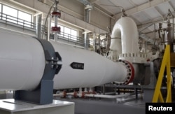 Вид изнутри новой насосной станции Каспийского трубопроводного консорциума (КПК) недалеко от города Атырау, Казахстан, 12 октября 2017 года