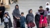 عکس چې له ارشیف څخه اخیستل شوی، جرمني ته تازه رسیدلي د یوې کورنۍ افغان ماشومان په کې ښکاري