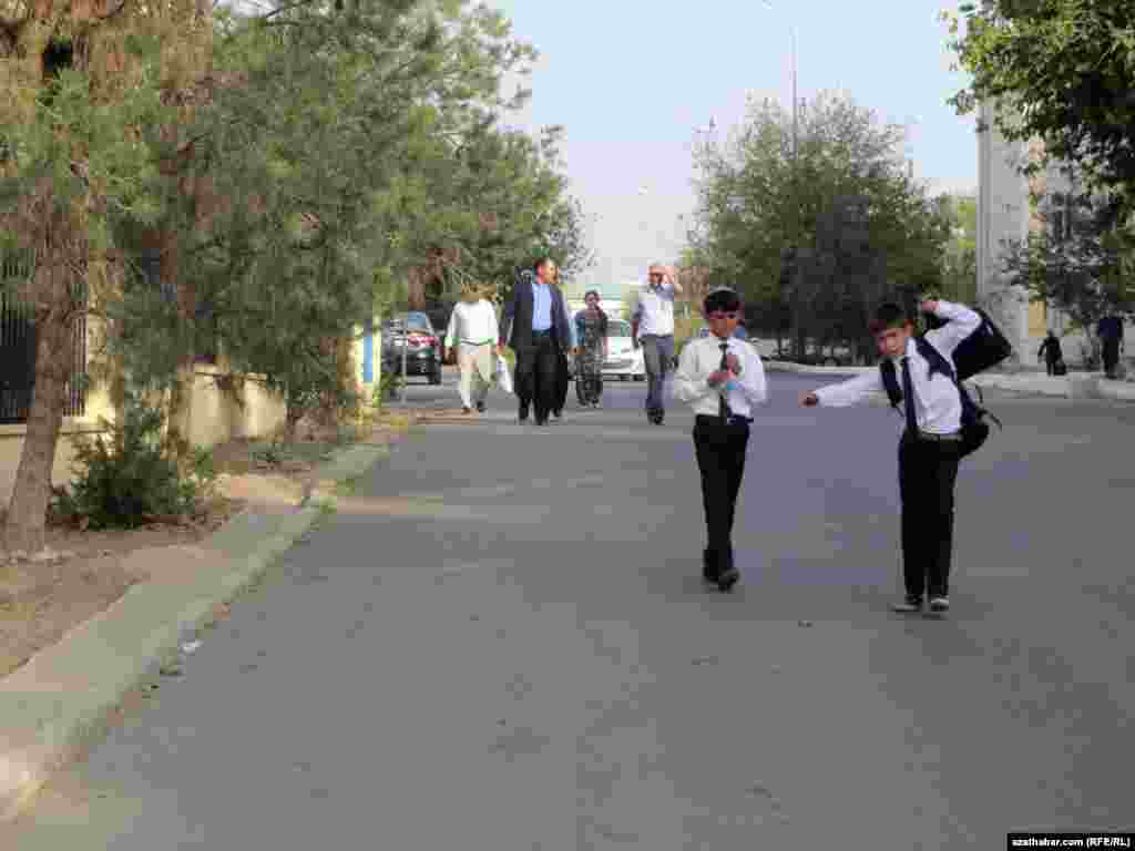 Mekdepden gaýdyp gelýän okuwçylar.