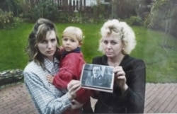 Алена Захаранка з сынам Кірылам і маці Вольгай, 1999 год