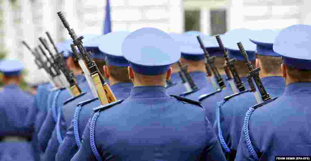 Bosnian soldiers stand in formation during the visit of Croatian Chief of Staff General Mirko Sundov in Sarajevo. (epa-EFE/Fehim Demir)