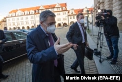 Посол РФ в Праге Александр Змеевский (на переднем плане) прибывает в МИД Чехии по вызову чешской стороны