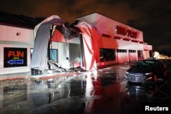 Një qendër argëtimi e dëmtuar nga stuhia në Hendersonville, Tenesi, SHBA, 9 dhjetor 2023.