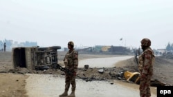 Ushtarët pakistanezë duke e siguruar vendin e një sulmi me bombë ndaj pjesëtarëve të njësisë paraushtarake Frontier Corps