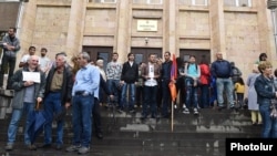 Armenia -- Supporters of Prime Minister Nikol Pashinian block the entrance to the Constitutional Court building in Yerevan, May 20, 2019.