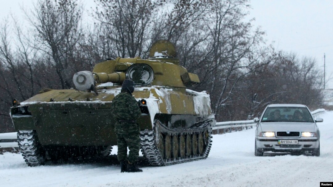 122-мм самоходная гаубица на дороге из Луганска в Донецк на территории, контролируемой самопровозглашенной Донецкой Народной Республикой, восточная Украина, 1 декабря 2014 года.