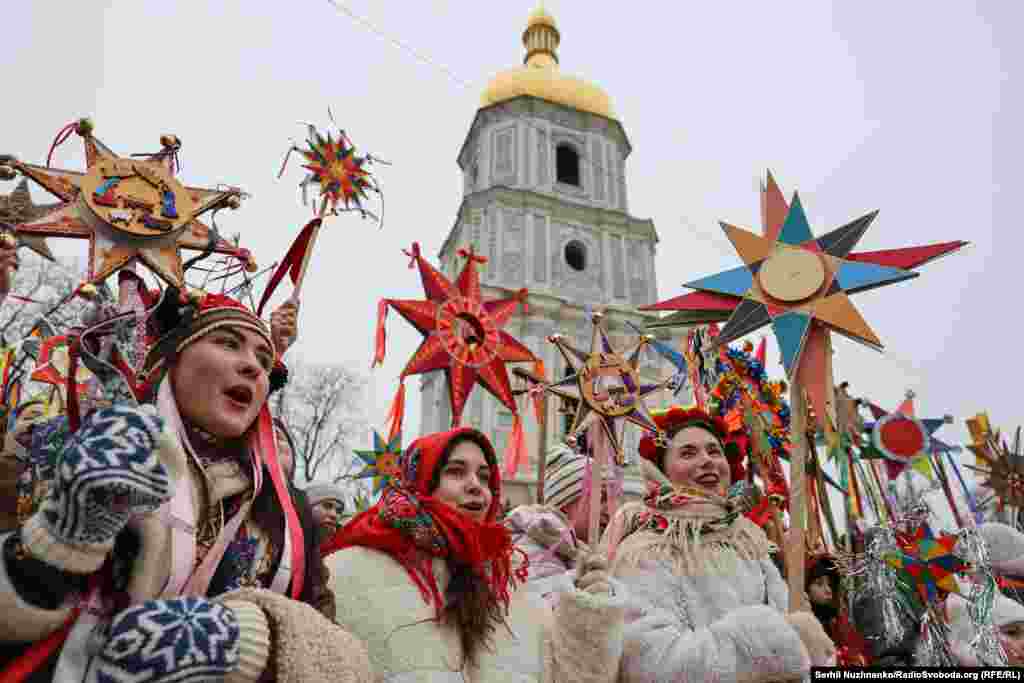 Частина учасників вбралися в традиційний український одяг.Така Різдвяна хода вперше від відновлення незалежності України пройшла у 2014 році. Але традиція ходіння колядників сягає 17 століття, зазначають в «Музеї Івана Гончара»