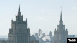 Здание МИД России в Москве (на переднем плане).