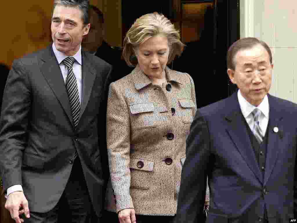 Генералниот секретар на НАТО Расмусен, државната секретарка Клинтон и генералниот секретар на ОН Мун