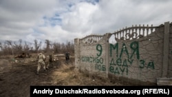 «9 мая, спасибо деду за победу!» – напис, зроблений проросійськими бойовиками у Широкині ще до того, як українські морпіхи вибили їх із села