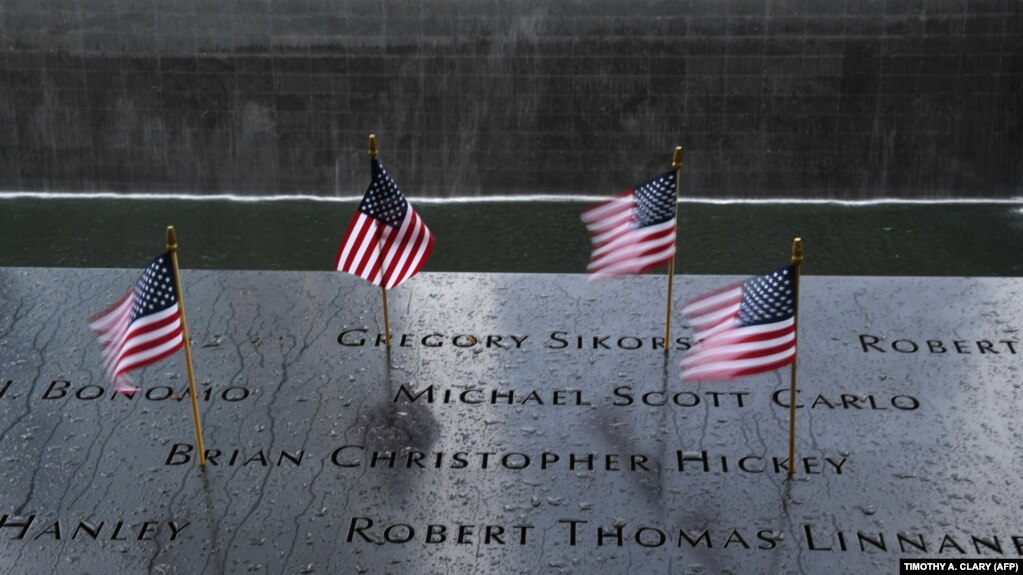 Flamuj amerikan të vendosur në memorialin për viktimat e sulmeve të 11 shtatorit në Nju Jork. 29 maj 2021.