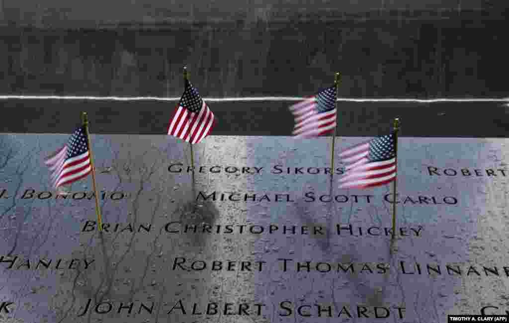 Flamuj të Shteteve të Bashkuara të Amerikës, të vendosur në një mur përkujtimor të 11 Shtatorit. (Nju-Jork, 29 maj 2021)