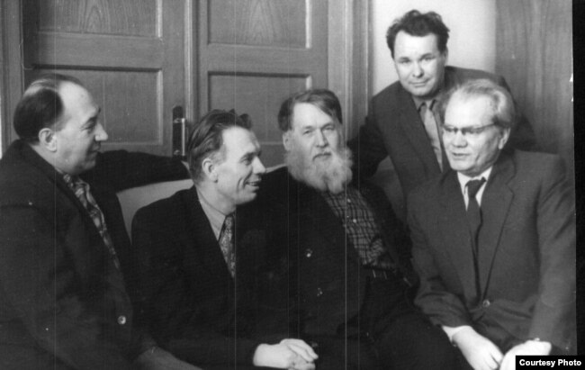 Сяргей Грахоўскі, Мікола Аўрамчык, Уладзімер Дубоўка, Уладзіслаў Нядзьведзкі і Васіль Вітка. Здымак 1960-х гадоў