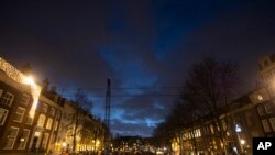 Amsterdam, coadă la un magazin unde se vinde legal marijuana, înainte de impunerea carantinei la nivel național, Olanda, 14 decembrie 2020.