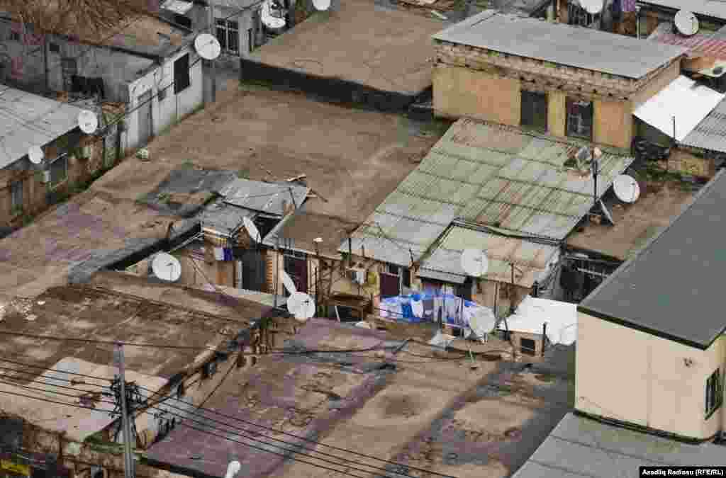 Kubinkada yaşayanlar əvvəllər burada daha isti qonşuluq, mehribançılıq olduğunu deyirlər. İndi isə köhnə sakinlərin çoxu köçüb.