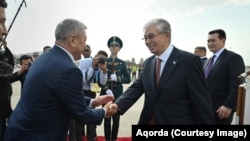 Қазақстан президенті Қасым-Жомарт Тоқаевты әуежайда Қырғызстан министрлер кабинетінің төрағасы – президент әкімшілігінің басшысы Адылбек Қасымалиев қарсы алып тұр. Бішкек, 31 тамыз, 2026 жыл.