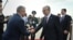 Қазақстан президенті Қасым-Жомарт Тоқаевты әуежайда Қырғызстан министрлер кабинетінің төрағасы – президент әкімшілігінің басшысы Адылбек Қасымалиев қарсы алып тұр. Бішкек, 31 тамыз, 2026 жыл.
