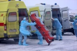 Employees of the Tyumen Region Coronavirus Prevention Office prepare for the arrival of the Ilyushin IL-76 in Tymen.