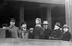 Иосиф Сталин, Николай Бухарин (слева направо) и другие на трибуне Мавзолея, 1929 год