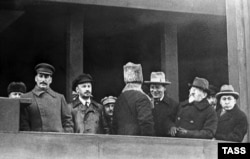 Іосіф Сталін, Мікалай Бухарын (зьлева направа) і іншыя палітычныя дзеячы на трыбуне Маўзалея, 1929 год