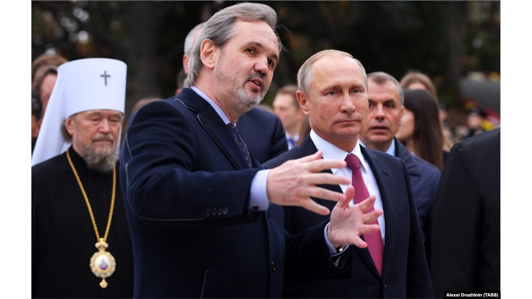 Голова Спілки художників Росії Андрій Ковальчук і президент Росії Володимир Путін (зліва направо на передньому плані) та митрополит Сімферопольський і Кримський УПЦ (МП) Лазар (зліва на задньому плані) під час церемонії відкриття пам’ятника імператору Олександру III в парку Лівадійського палацу. Окупована Ялта, 18 листопада 2017 року