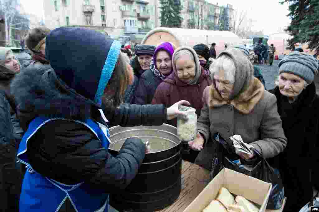 Літні мешканці Дебальцева, які залишилися в місті, стоять у черзі за гарячею іжею. Площа Леніна, Дебельцеве, 2 березня 2015 року