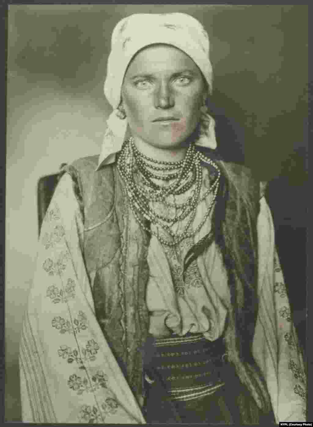 O femeie ruteană (circa 1906). Numele de rutean era dat unora din locuitorii regiunii trasnfrontalierre dinjurul Carpaților de Nord, ce cuprindea vestul Ucrainei, estul Slovaciei și sudul Poloniei.
