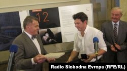 Damir Šagolj prime nagradu od gradonačelnika Praga Bohuslava Svobode, 13. septembar 2012.