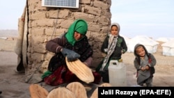 یک زن افغان که در تنور نان می‌پزد, January 17, 2019