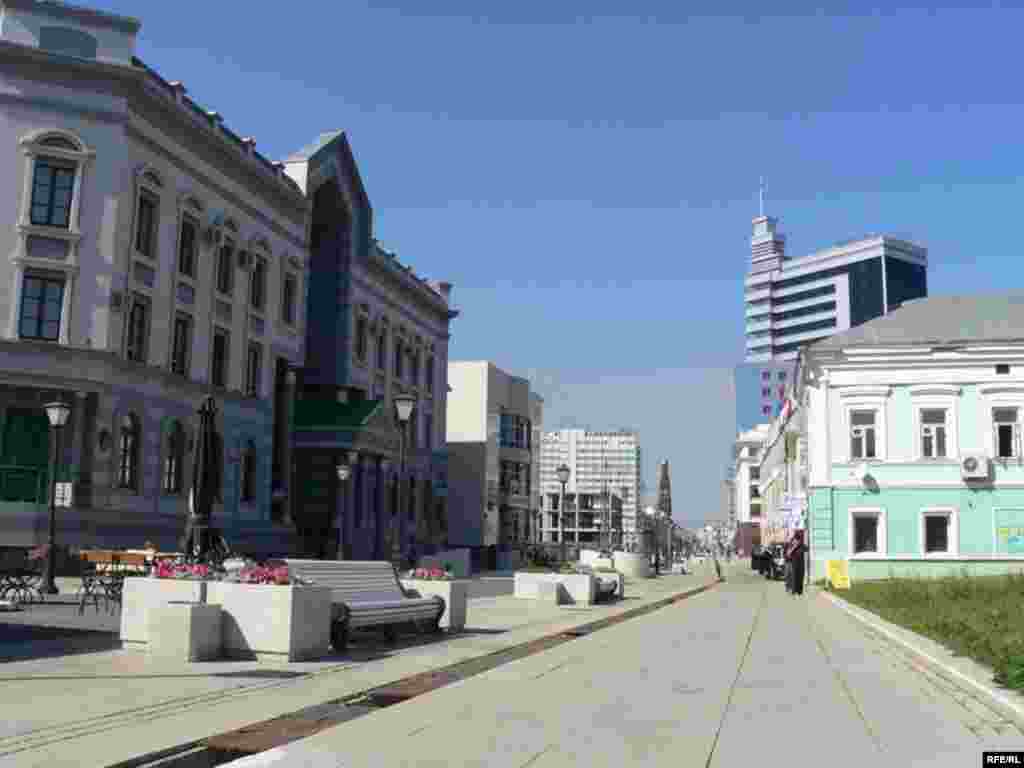 "Татарстан" банкы - Казанның меңъеллыгына Петербур тарафыннан төньяк башкала исеме белән урам бүләк ителде. Бу урам Нева елгасында урнашкан шәһәрне хәтерләтүче урын буларак төзелде. Петербург стиленнән таныш булган фонарьлар, үзенчәлекле архитектура төзелеше, матур күперчекләр урамда чыннан да төньяк башкала мохитен чагылдыра. Әмма “бүләк” әкренләп матурлыгын югалта бара. 