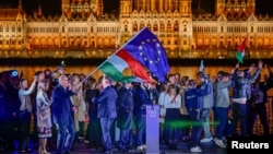 Паплечнікі Пэтэра Мадзяра сьвяткуюць перамогу апазыцыйнай партыі «Тыса» ў парлямэнцкіх выбарах у Вугоршчыне. Будапэшт, 13 красавіка 2026