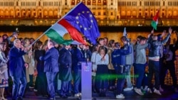 Steagurile îmbinate ale Ungariei și UE la sărbătoarea de la Budapesta, după victoria partidului Tisza, în alegerile din 12 aprilie. 