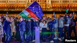 Steagurile îmbinate ale Ungariei și UE la sărbătoarea de la Budapesta, după victoria partidului Tisza, în alegerile din 12 aprilie. 