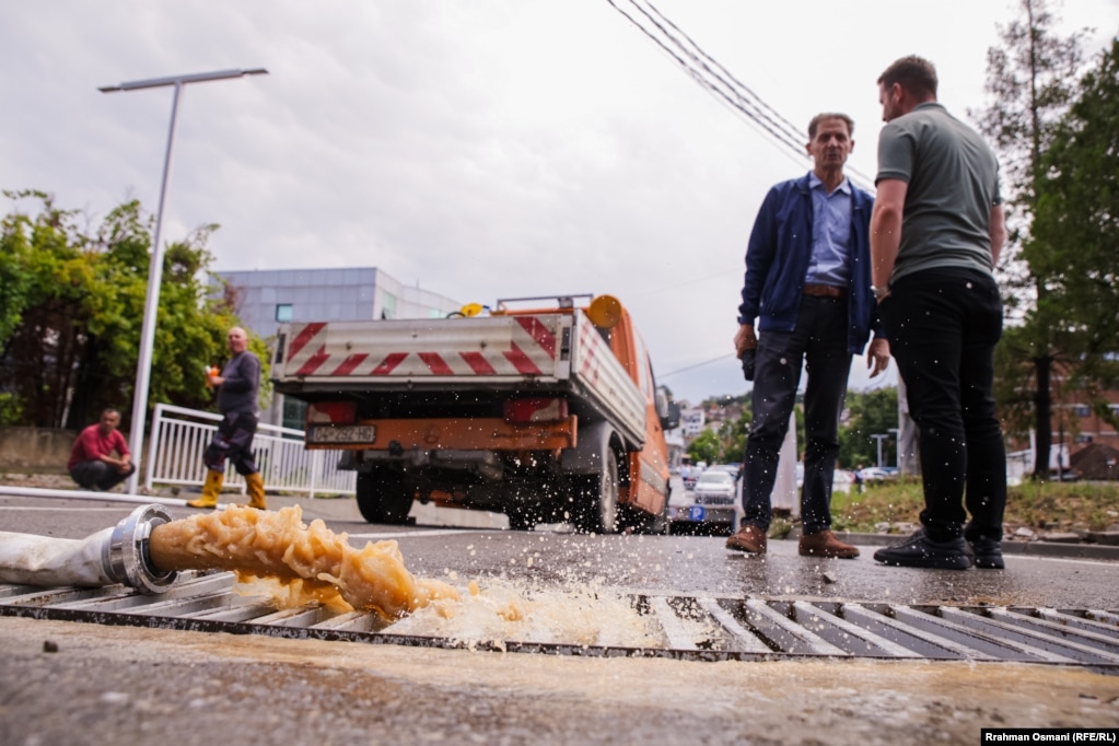 Autoritetet duke e pastruar ujin nga parkingu nëntokësor në qendër të Rahovecit.Përmbytjet në Kosovë përsëriten pothuajse çdo vit, ndërsa shumë projekte për rregullimin e lumenjve dhe ndërtimin e digave mbeten të parealizuara, pavarësisht se parashihen në buxhete.