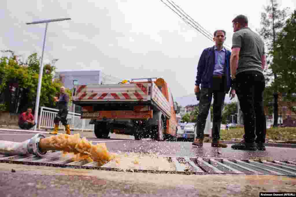 Autoritetet duke e pastruar ujin nga parkingu nëntokësor në qendër të Rahovecit.Përmbytjet në Kosovë përsëriten pothuajse çdo vit, ndërsa shumë projekte për rregullimin e lumenjve dhe ndërtimin e digave mbeten të parealizuara, pavarësisht se parashihen në buxhete.
