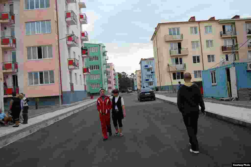 Разноцветные четырех- и пятиэтажки аккуратно уместились в городском районе