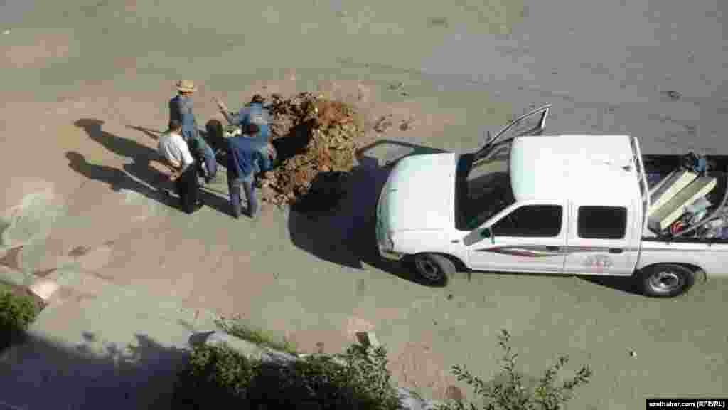 Aşgabatda işçileriň ençemesi köçäni abatlamak işlerini geçirýärler.