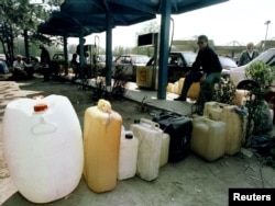 Prazni kanisteri za gorivo na benzinskoj pumpi u Beogradu tokom sankcija koje su Ujedinjene nacije uvele Jugoslaviji, april 1993. godine