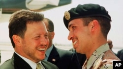 عکسی از پادشاه اردن (سمت چپ) در سال ۲۰۰۱ و کمی قبل از شروع سلطنت در کنار برادر ناتنی‌اش شاهزاده حمزه (سمت راست) که سه سال پس از این عکس او را از ولیعهدی برکنار کرد