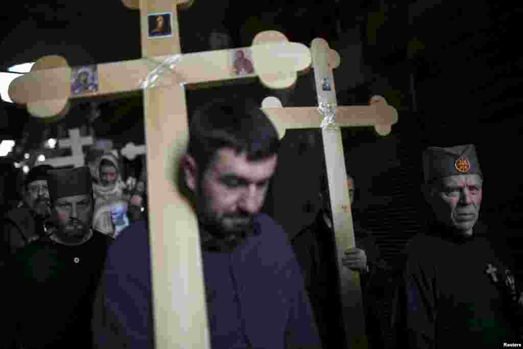 Credincioși ortodocși din Serbia participă la procesiunea anuală de pe Via Dolorosa în vechiul oraș al Ierusalimului (Israel).