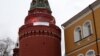 Фотография баннера и дымовых шашек на кремлевской башне, распространенная 8 марта. Как оказалось, она сделана с использованием фотошопа