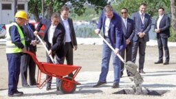 Mohamed Alabar iz kompanije Eagle Hills i predsednik Srbije Aleksandar Vučić otvaraju radove na projektu "Beograd na vodi", 15. april 2016.